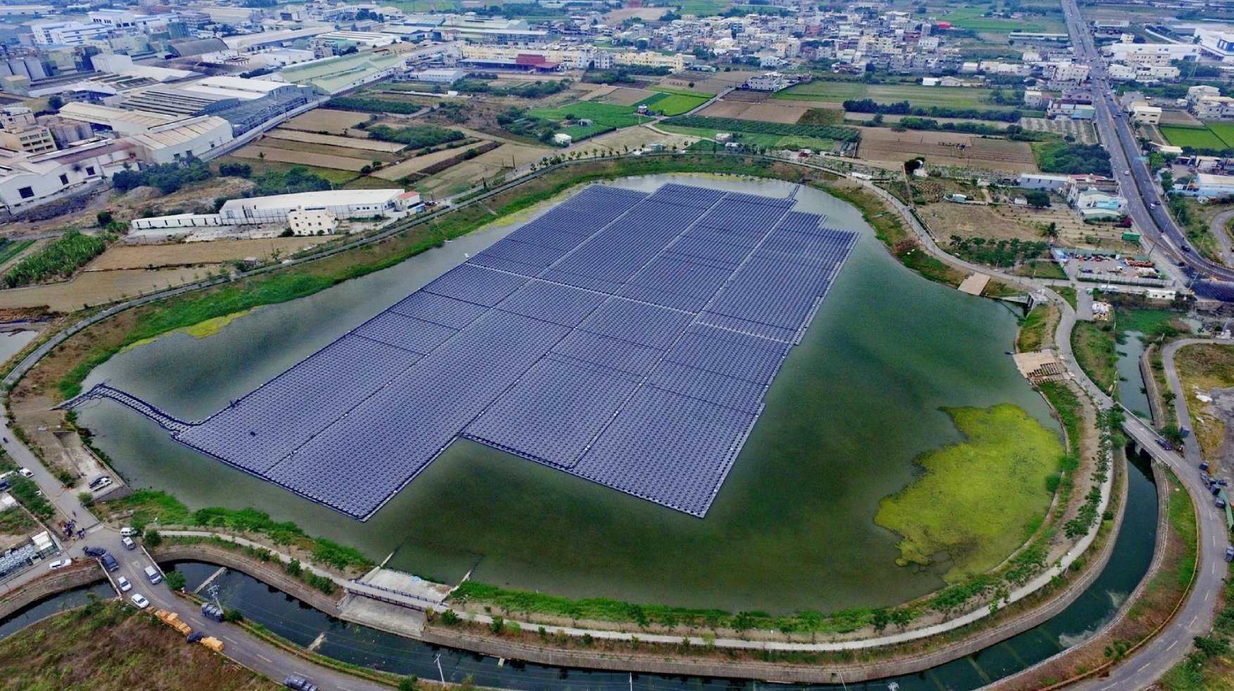 永安滯洪池水面型太陽能系統